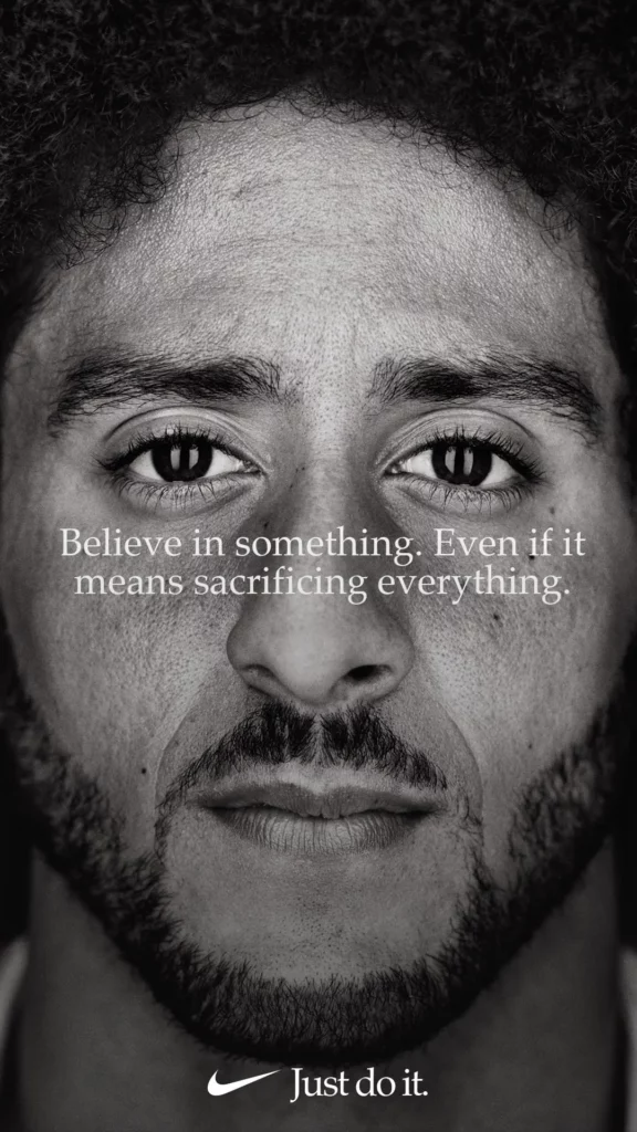 Un impactante anuncio de Nike en blanco y negro protagonizado por Colin Kaepernick, con el texto "Cree en algo. Aunque signifique sacrificarlo todo". Esta campaña ejemplifica el uso estratégico que hace Nike del seguimiento del ROI en marketing, al alinearse con causas de justicia social, resonar profundamente con su público objetivo e impulsar una fidelidad a la marca y unas ventas significativas. El anuncio pone de relieve cómo un mensaje impactante puede generar un importante retorno de la inversión al fomentar fuertes vínculos con los clientes y reforzar la identidad de la marca.
