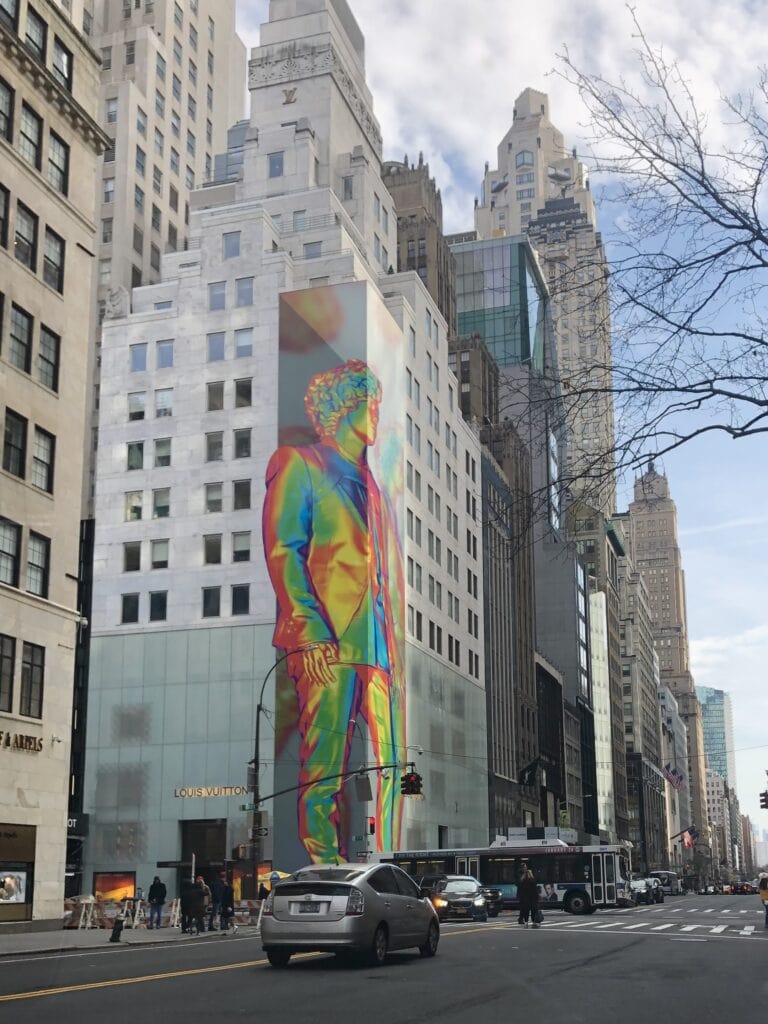 OOHの意味 ニューヨークのルイ・ヴィトンによるOOHアクティベーション