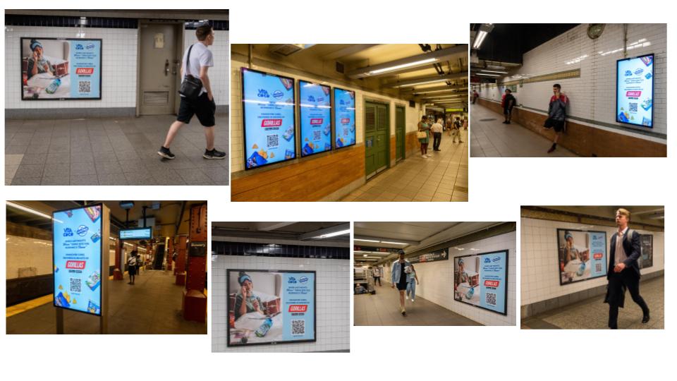 Digitale Anzeigen in einer U-Bahn-Station, die traditionellen Medienplakaten gegenübergestellt werden, zeigen reisebezogene Bilder und QR-Codes. Die Fahrgäste gehen an den Anzeigen vorbei und lassen sich von der Dynamik der digitalen Medien im Vergleich zu statischen Anzeigen ansprechen: traditionelle Medien vs. digitale Medien